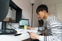 Junge erwachsene asiatische Mann arbeiten zu Hause — Stockfoto