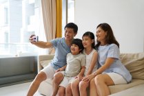 Glücklich junge asiatische Familie zusammen Selfie zu Hause — Stockfoto