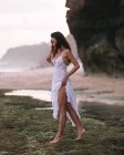 Jovem mulher passeando pela praia em Bali — Fotografia de Stock