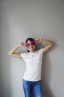 Giovane donna divertirsi con i suoi occhiali divertenti — Foto stock