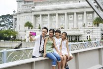 Famiglia esplorare Boat Quay, Singapore — Foto stock