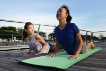 Jóvenes mujeres asiáticas haciendo ejercicio al aire libre - foto de stock