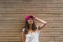 Молодий привабливою азіатські жінки з рожевими cap — стокове фото