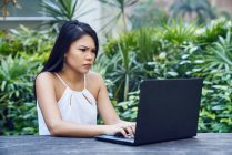 Малайська молоді жінки розчаровані під час роботи на своєму ноутбуку — стокове фото