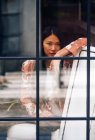 Досить довгого волосся Китайська жінка портрет через вікно — стокове фото