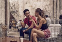 Feliz jovem asiático casal beber no café — Fotografia de Stock