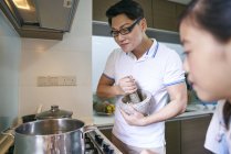 Asiático padre y hija cocinar juntos en cocina — Stock Photo