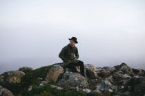 Junger Mann vor dem Hintergrund der Wildnis Australiens — Stockfoto