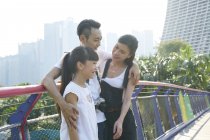 Touristen erkunden Gärten an der Bucht, Singapore — Stockfoto