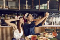 Giovane coppia asiatica prendere selfie in santa cappelli — Foto stock