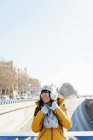 Молода приваблива азіатська жінка позує на камеру на вулиці — стокове фото