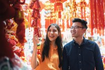 Jovem feliz asiático casal celebrando chinês ano novo juntos em Chinatown — Fotografia de Stock