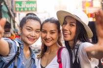 Beautiful girlfriends taking selfies in Chinatown, Bangkok — Stock Photo