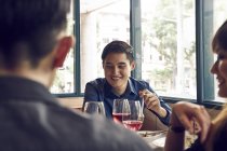 Счастливые молодые люди вместе в кафе — стоковое фото