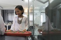 Asiático niña con tradicional juego en hari raya en casa - foto de stock