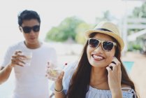 Giovane coppia asiatica con bevande insieme — Foto stock