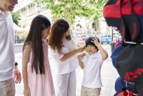 Happy young asian family together traveling at Arab Street in Singapore — Stock Photo