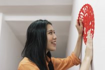Jovem mulher asiática celebrando Ano Novo Chinês e decoração casa — Fotografia de Stock