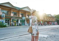 Mujer joven explorando las calles de Koh Chang, Tailandia - foto de stock