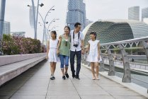 Relajación familiar en el puente de la explanada, Singapur - foto de stock