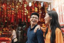 Junges asiatisches Paar feiert gemeinsam chinesisches Neujahr in Chinatown — Stockfoto