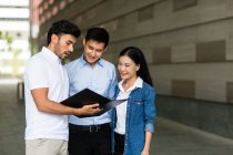 Salesperson doing survey with couple. in modern office — Stock Photo