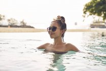 Красива молода жінка плаває в басейні — стокове фото