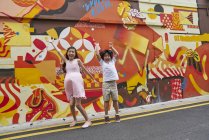 Счастливая молодая азиатская семья вместе, дети веселятся на открытом воздухе — стоковое фото