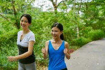 Duas mulheres correndo em Jardins Botânicos, Singapura — Fotografia de Stock