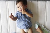 Bambino ragazzo ottenere il suo pannolini cambiato — Foto stock