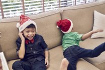 Feliz asiático meninos celebrando Natal juntos — Fotografia de Stock