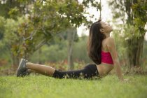 Una joven asiática está haciendo yoga en el parque de Marina Bay - foto de stock