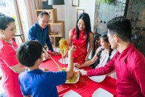Щаслива азіатська сім'я разом їсть вдома — стокове фото