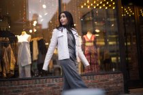 Jovem asiático senhora janela compras ao redor Chelsea Mercado em Nova York — Fotografia de Stock