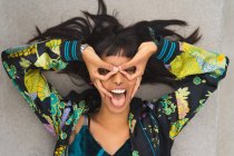 Молода приваблива азіатська жінка робить смішні обличчя — стокове фото