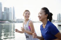 Joven asiático mujeres corriendo al aire libre - foto de stock