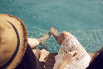 Attraktive junge asiatische Frauen entspannen in der Nähe des Pools — Stockfoto