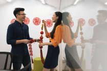 Junges glückliches asiatisches Paar feiert gemeinsam chinesisches Neujahr und dekoriert sein Haus — Stockfoto