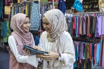 Two muslim ladies shopping for hijab. — Stock Photo