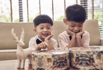 Щасливі азіатські хлопчики святкують Різдво разом — стокове фото