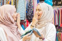 Jovens mulheres muçulmanas comprando tecidos — Fotografia de Stock