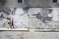 Feliz joven asiático pareja caminando en calle - foto de stock