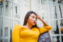 Piuttosto lungo capelli donna cinese ritratto — Foto stock