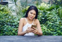 Красивая малайская леди с мобильного телефона — стоковое фото