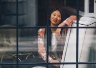 Bastante largo pelo chino mujer en café - foto de stock