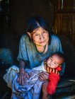 La nonna si prende cura del bambino — Foto stock