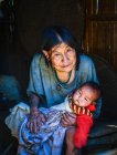 Grand-mère s'occupe du bébé — Photo de stock