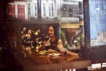 Ásia casal ter romântico data no restaurante — Fotografia de Stock