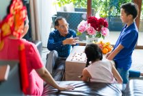 Glücklich asiatische Familie zusammen spielen im Spiel — Stockfoto