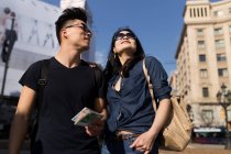 Щасливий китайський пару ходьба по центру Барселони, Іспанія — стокове фото